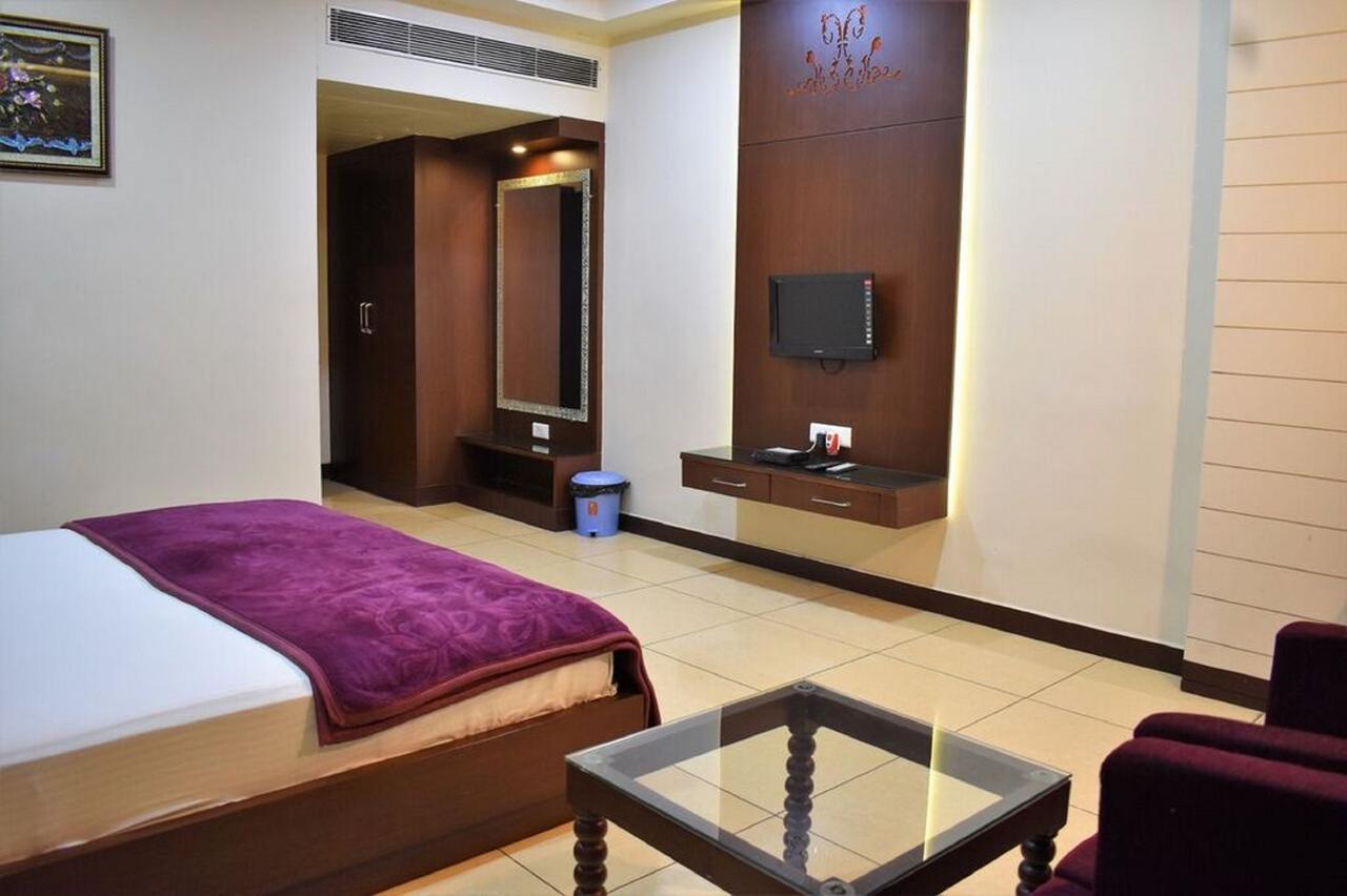 Hotel Ashish Continental Phagwāra Extérieur photo