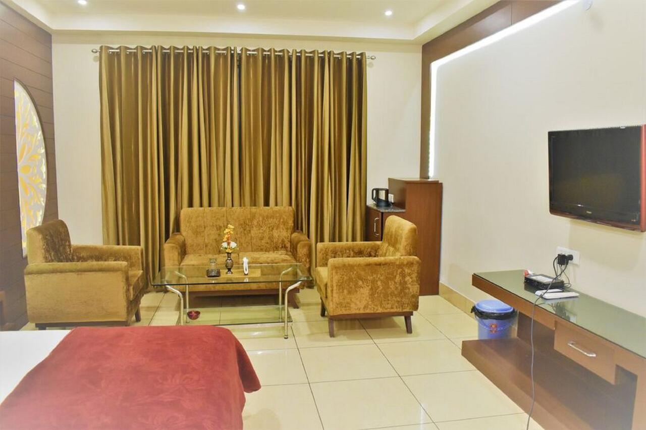 Hotel Ashish Continental Phagwāra Extérieur photo